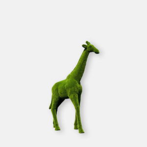 Statue de petite girafe réaliste recouverte de gazon synthétique vert, décoration originale pour jardin, terrasse ou intérieur.